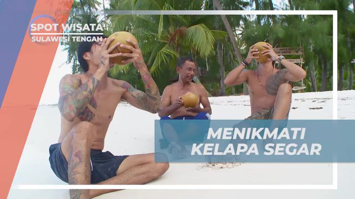 Nikmatnya Menyeruput Kelapa Segar di Pulau Labobo, Sulawesi Tengah