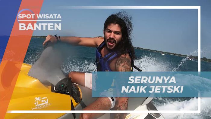 Aksi Jetski Menantang Ombak di Pantai Lalasa, Tanjung Lesung, Banten
