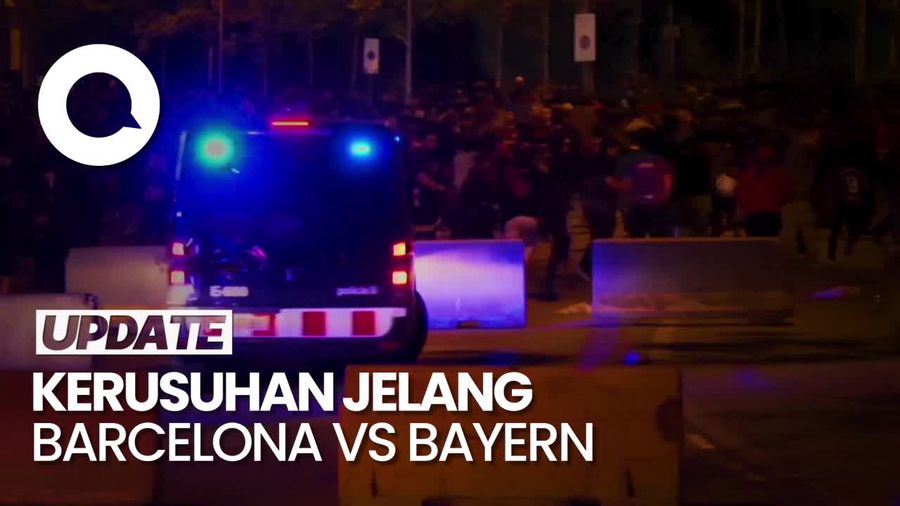 Video Rusuhnya Fans Barcelona: Lempar Suar hingga Pagar ke Arah Polisi 