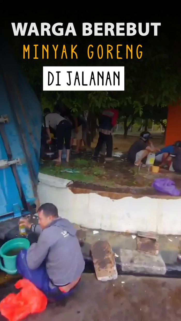 Video: Aksi Warga Berebut Minyak Goreng Tumpah dari Truk yang Terbalik
