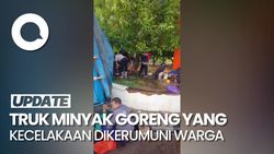  Warga Berebut Minyak Goreng Tumpah dari Truk Terbalik di Makassar