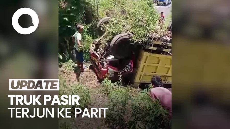Video Truk Pasir Pecah Ban hingga Terjun ke Parit di Lumajang
