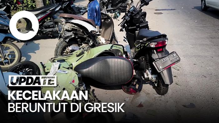Video: Pikap Seruduk 5 Motor di Cerme Gresik, 2 Orang Tewas