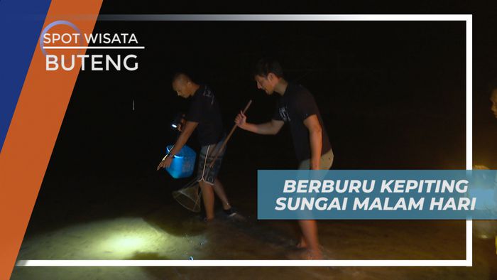 Keseruan Berburu Kepiting Sungai Pada Malam Hari di Buton Tengah