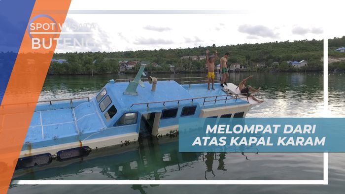 Menguji Adrenalin dengan Melompat dari Kapal Karam di Pantai Wantopi Buton Tengah