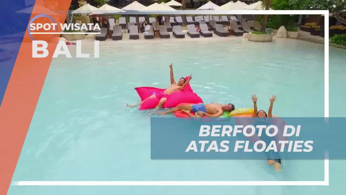 Foto Seru di Atas Floaties di Kolam Renang Bali