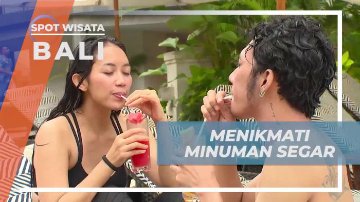Santai Menikmati Minuman Segar di Resort Bali