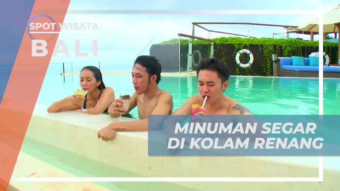 Menikmati Minuman Segar Sambil Berenang di The Edge, Bali