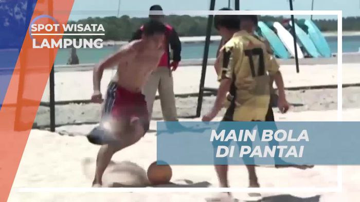 Serunya Bermain Bola di Pantai Indah Lampung