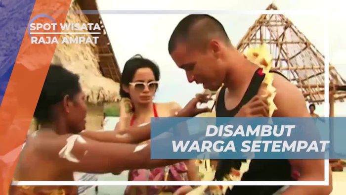 Disambut Tarian Meriah Warga Raja Ampat di Desa Sawinggrai
