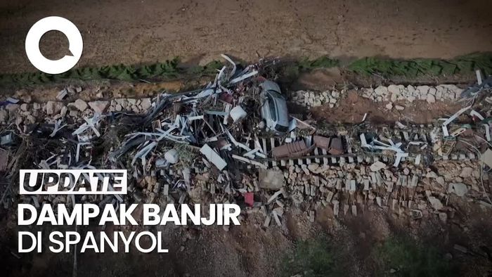 Video dari Udara Mobil-Mobil di Spanyol Menumpuk di Rel Kereta Gegara Banjir