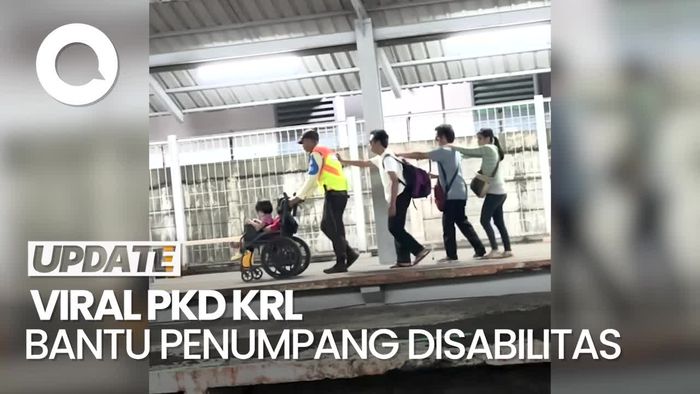 Video: Bikin Haru, PKD KRL Bantu Tuntun Tunanetra Sembari Dorong Kursi Roda