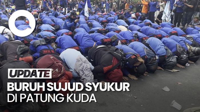 Video: Buruh Sujud Syukur Seusai Sebagian Gugatan UU Ciptaker Dikabulkan MK