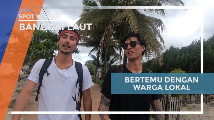 Berinteraksi dengan Warga Lokal di Banggai Laut, Sulawesi Tengah