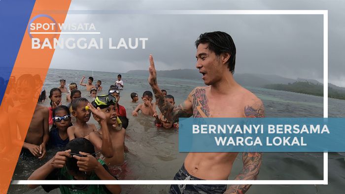 Bernyanyi Bersama Warga Lokal di Pantai Banggai Laut, Sulawesi Tengah