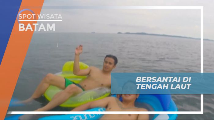 Bersantai dengan Floaties di Tengah Laut Pulau Ranoh, Batam