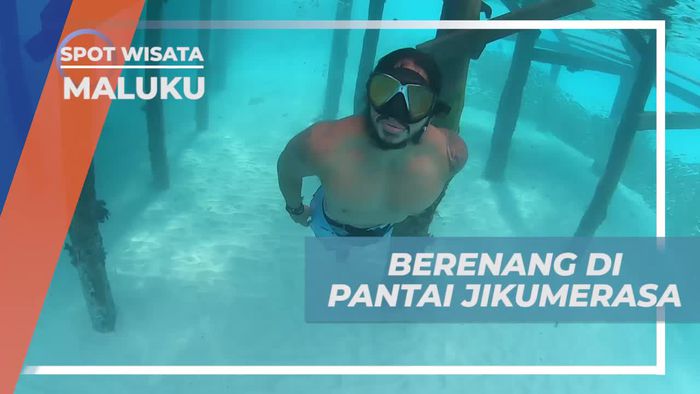 Berenang di Lautan Jernih Pantai Jikumerasa, Maluku