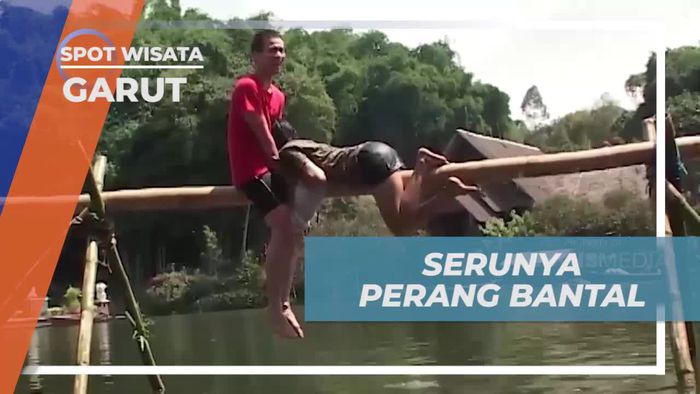 Serunya Bermain Perang Bantal di Atas Air Kampung Sampireun Garut