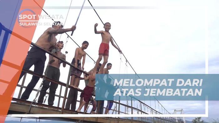 Melompat Seru dari Jembatan ke Sungai di Sulawesi Selatan