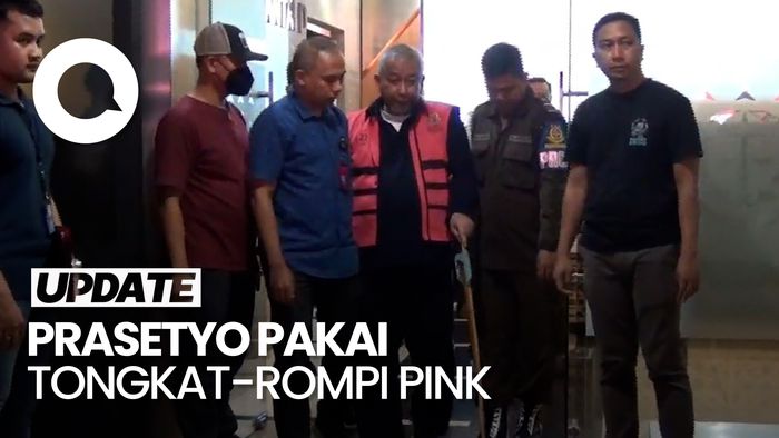 Video: Penampakan Eks Dirjen KA Prasetyo Pakai Tongkat-Rompi Pink Seusai Jadi Tersangka