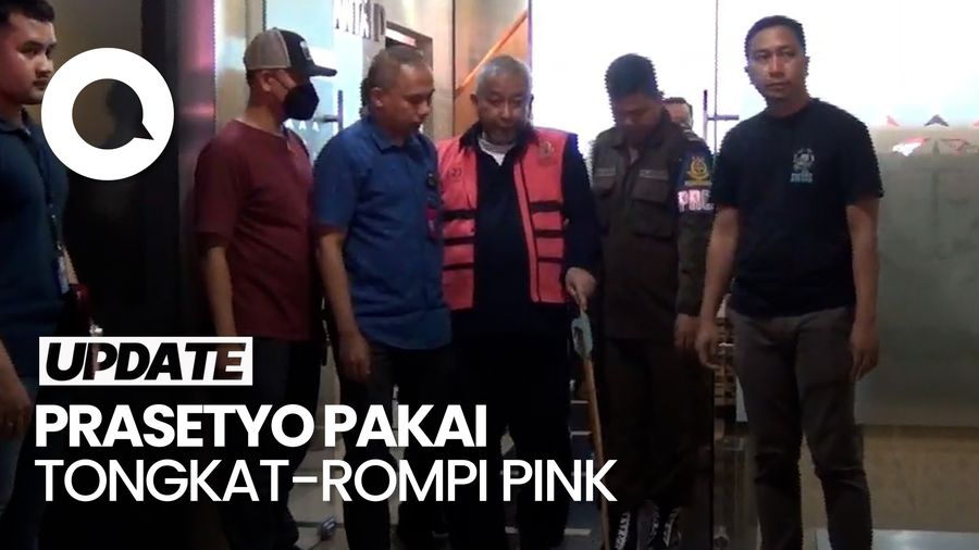 Video: Penampakan Eks Dirjen KA Prasetyo Pakai Tongkat-Rompi Pink Seusai Jadi Tersangka