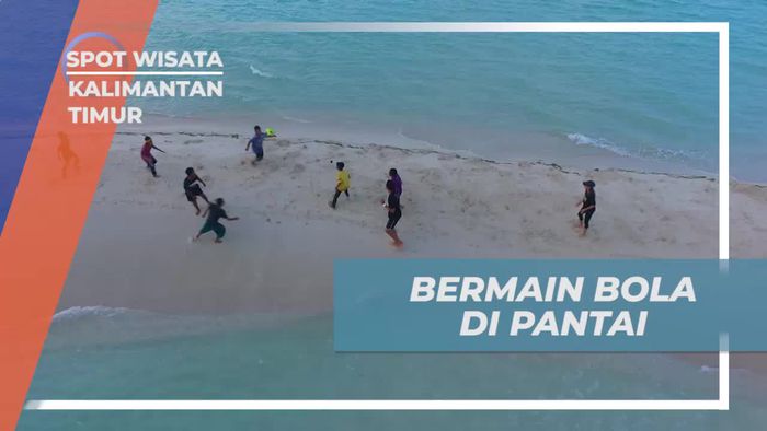 Seru-seruan Bermain Bola di Pantai Derawan Kalimantan Timur