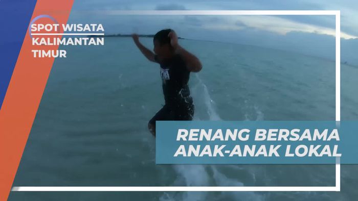 Renang Bersama Anak-Anak Lokal di Pantai Indah Derawan Kalimantan Timur