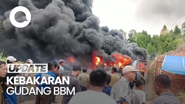 Video Penampakan Kobaran Api Melahap Gudang BBM di Bandar Lampung