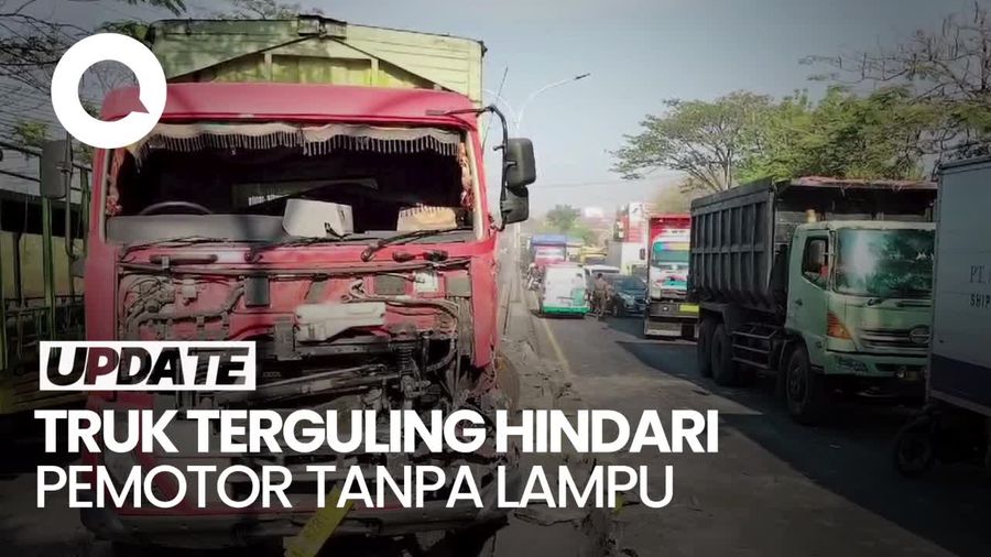Video: Hindari Pemotor Tanpa Lampu, Truk Pakan Ternak Terguling di Pasuruan