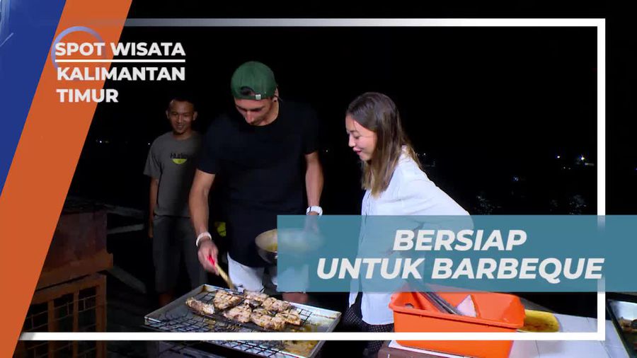 Mempersiapkan Barbeque di Tepi Pantai Indah Derawan, Kalimantan Timur