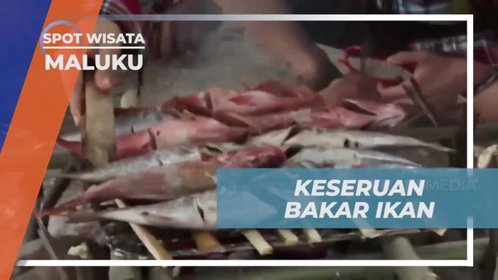 Asyiknya Bakar Ikan di Pantai Maluku
