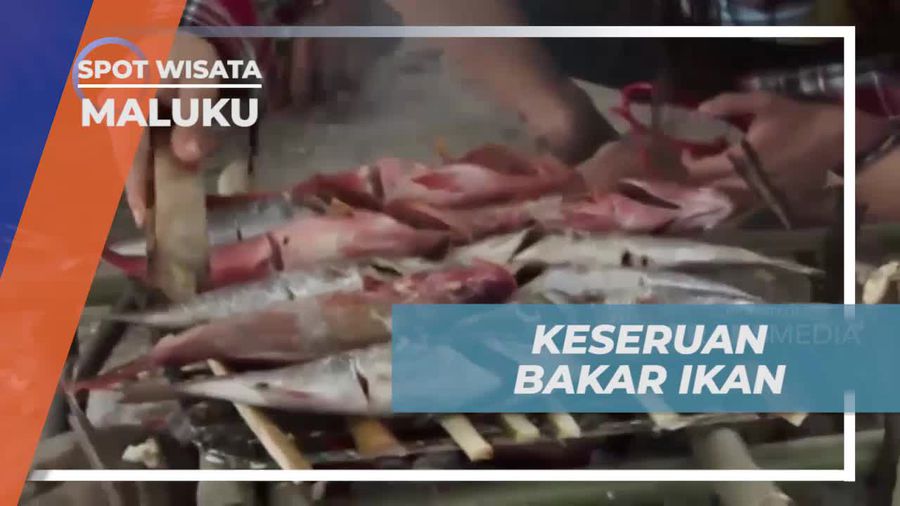 Asyiknya Bakar Ikan di Pantai Maluku