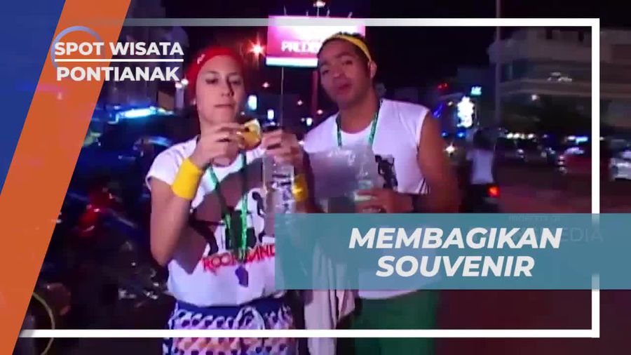 Berbagi Souvenir dengan Meriah di Pontianak