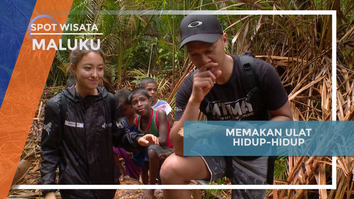 Memakan Ulat Sagu Hidup-hidup di Kepulauan Aru, Maluku