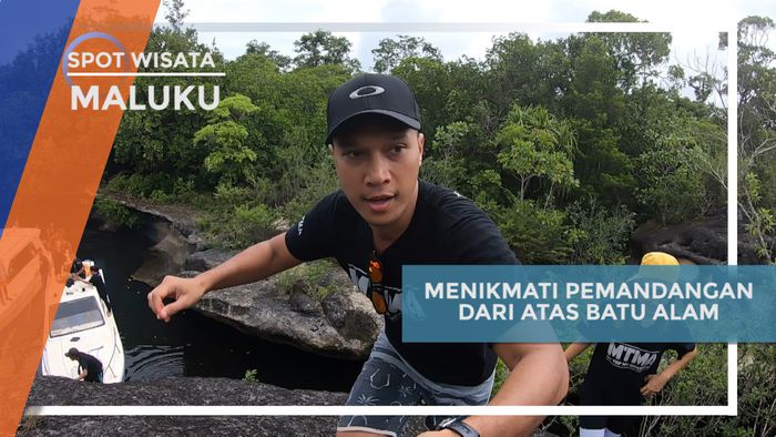 Menikmati Pemandangan dari Atas Batu Alam di Maluku