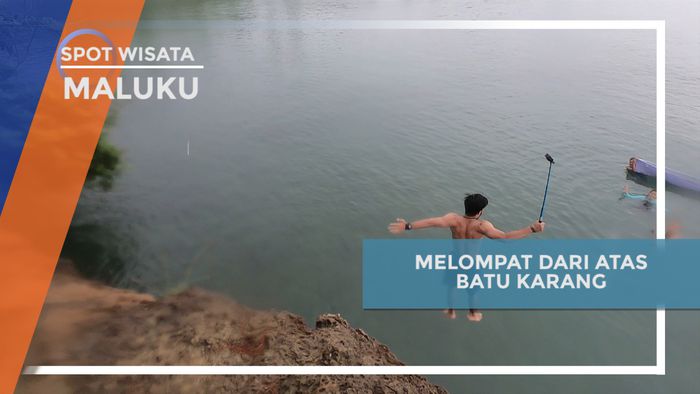 Melompat dari Batu Karang di Pantai Batu Kora, Maluku