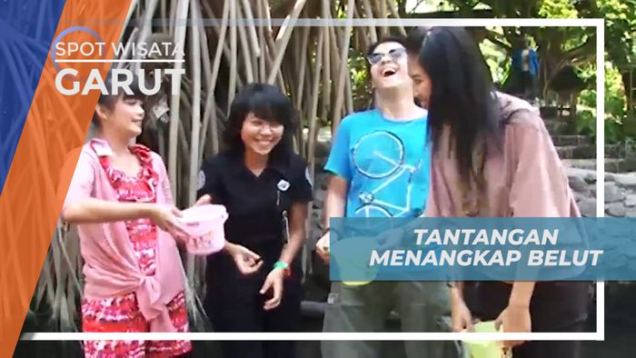 Menantang Licinnya Belut dalam Lomba Tangkap Belut di Garut