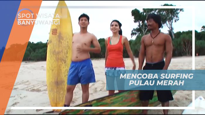 Mencoba Surfing di Pantai Pulau Merah, Banyuwangi