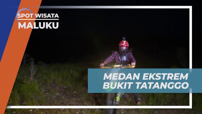 Melewati Medan Ekstrem Menuju Puncak Bukit Tatanggo, Maluku