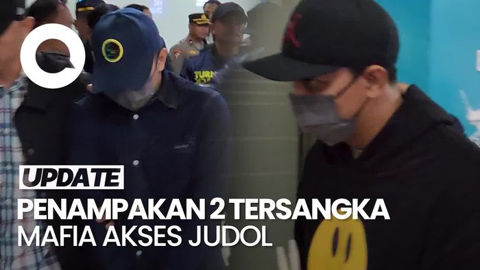 Video: 2 Tersangka Mafia Akses Judol Komdigi Tiba di Bandara Soetta