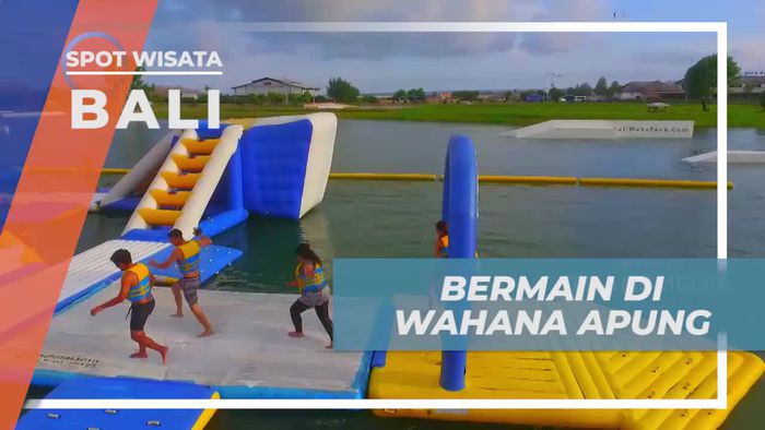 Bermain di Wahana Apung di AquaLand, Bali