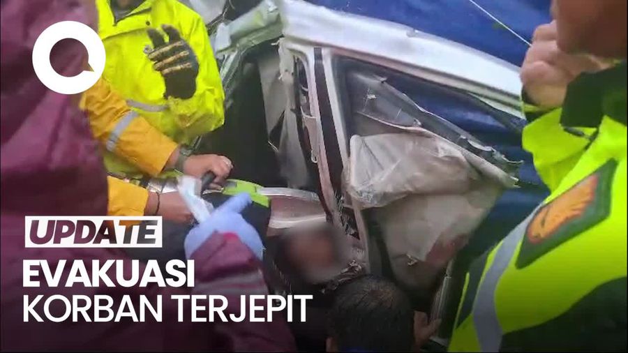 Video Momen Evakuasi Wanita Terjepit di Tabrakan Beruntun Tol Cipularang