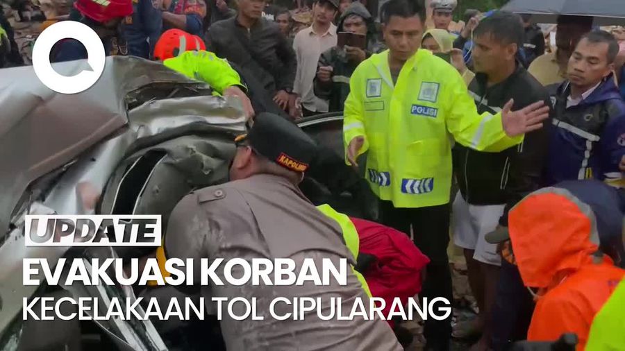 Video: Saat Kapolres Purwakarta Evakuasi Korban Kecelakaan Tol Cipularang