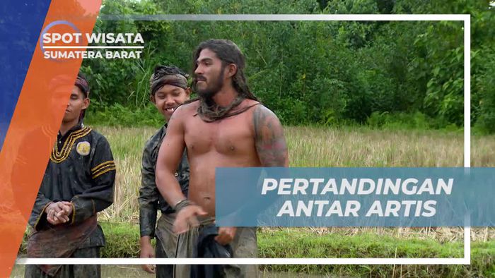 Adu Ketangkasan Dalam Pertandingan Silat Lumpur Antar Artis, Sumatera Barat