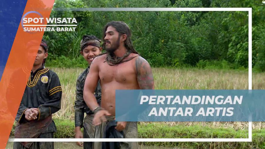 Adu Ketangkasan Dalam Pertandingan Silat Lumpur Antar Artis, Sumatera Barat