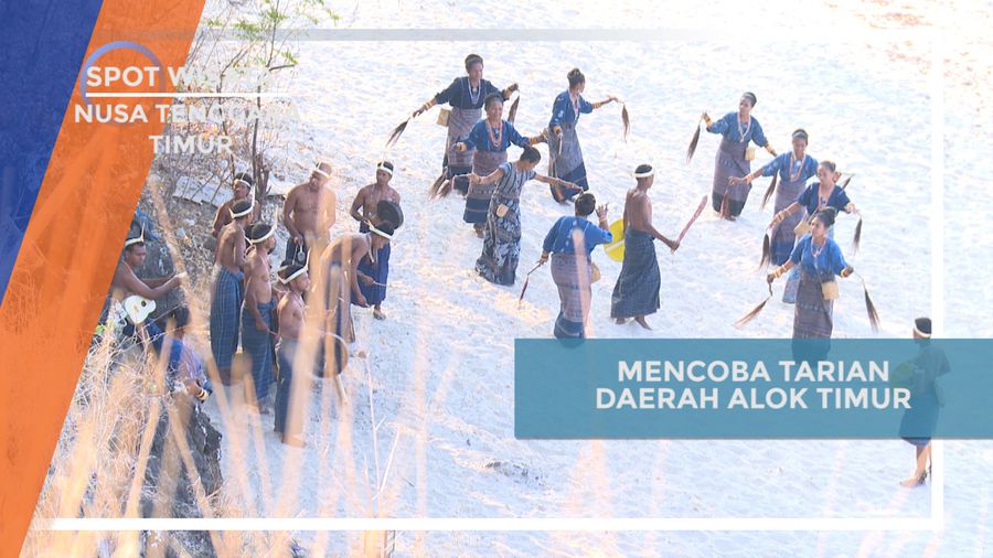 Mengikuti Tarian Daerah Alok Timur di Pantai Kajuwulu