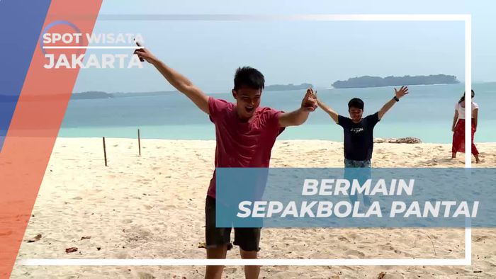 Serunya Bermain Sepak Bola Pantai di Pulau Perak, Jakarta