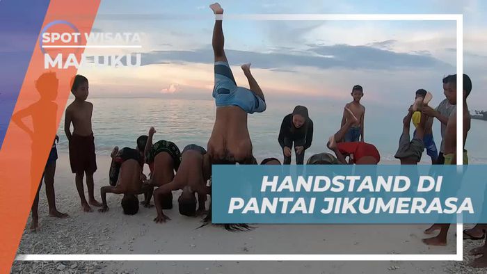 Handstand Seru di Pantai Jikumerasa Pulau Buru Maluku