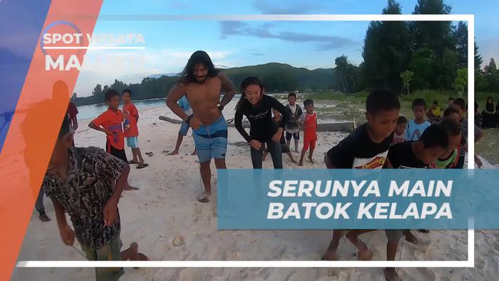 Keseruan Bermain Batok Kelapa di Pantai Jikumerasa Maluku