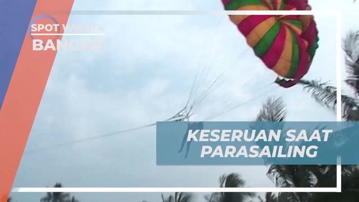 Merasakan Sensasi Terbang Saat Parasailing di Bangka